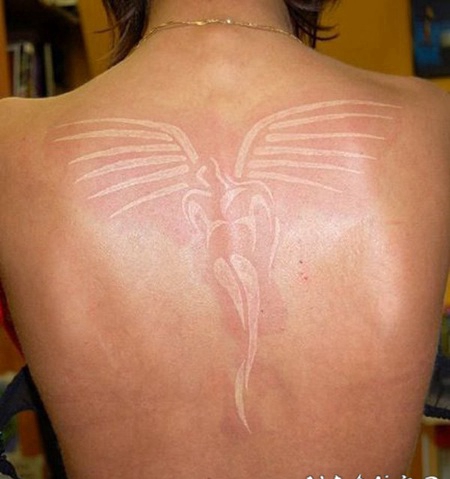 美丽的白色隐形天使背部纹身图案