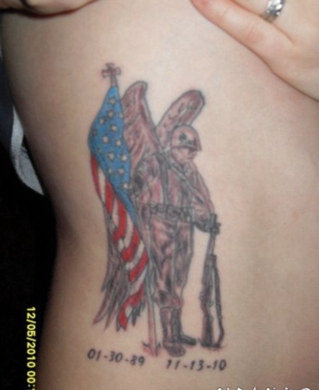 士兵守护天使和国旗侧肋纹身图案
