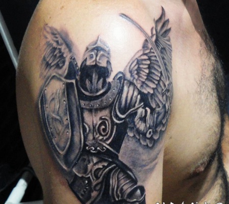 手臂无名战士和翅膀纹身图案