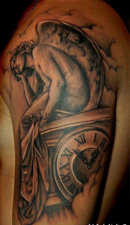 悲伤天使与钟表大臂纹身图案