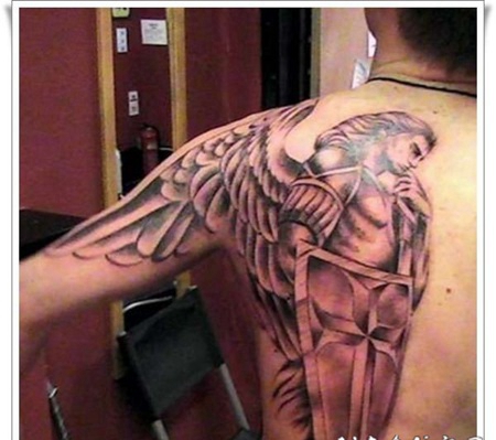 背部天使与盾牌和剑纹身图案