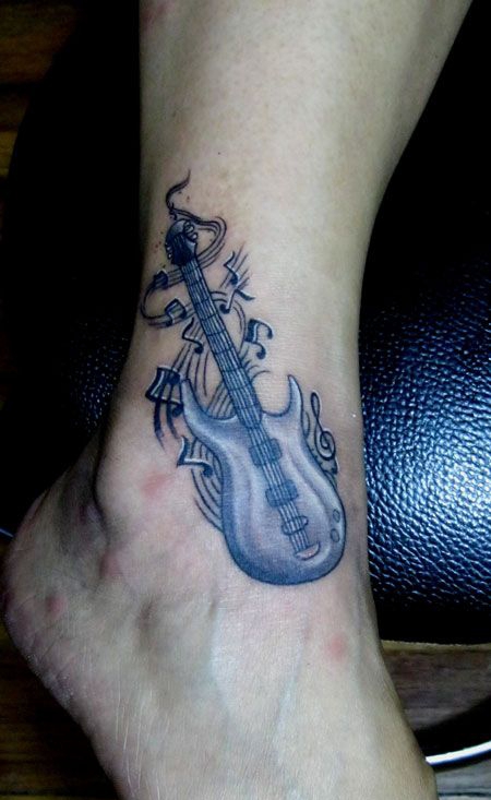 脚踝上的吉他音符纹身图案