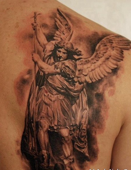 天使与长矛背部纹身图案