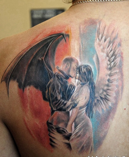 背部亲吻的天使和恶魔彩色纹身图案