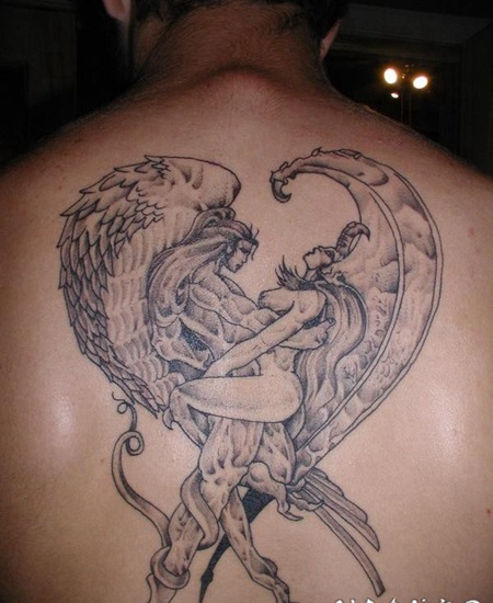 背部天使和恶魔纹心形纹身图案