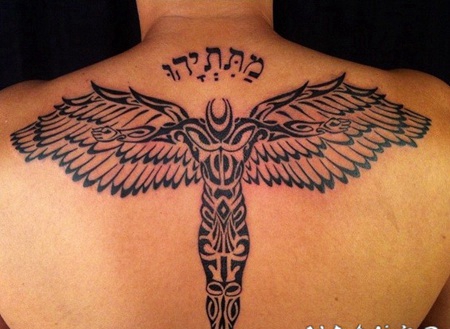 部落图腾天使和字符背部纹身图案