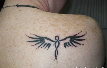 部落天使个性背部纹身图案