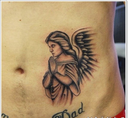 腹部可爱的黑色祈祷天使雕像与字母纹身图案