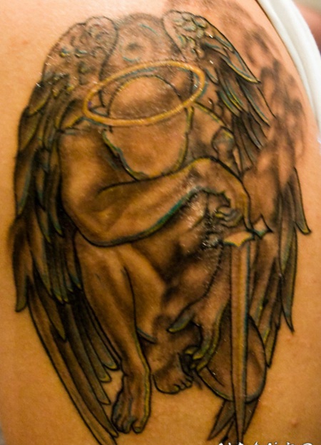 手臂哭泣的天使和剑纹身图案