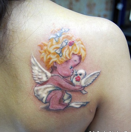 七彩的小天使和鸽子纹身图案