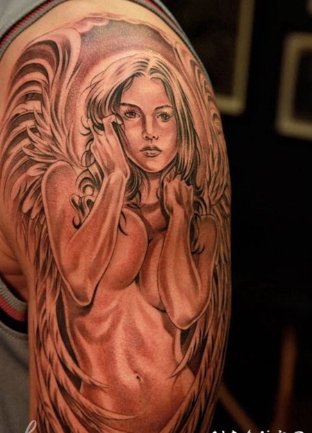 手臂手绘的黑白性感天使人纹身图案