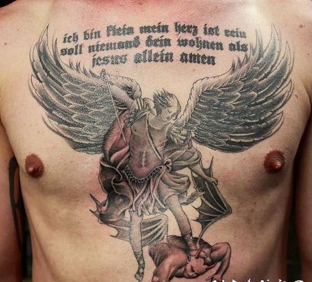 胸部彩色的天使和恶魔字符纹身图案