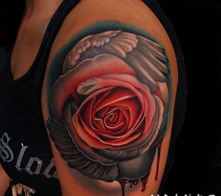手臂血色玫瑰与天使翅膀纹身图案