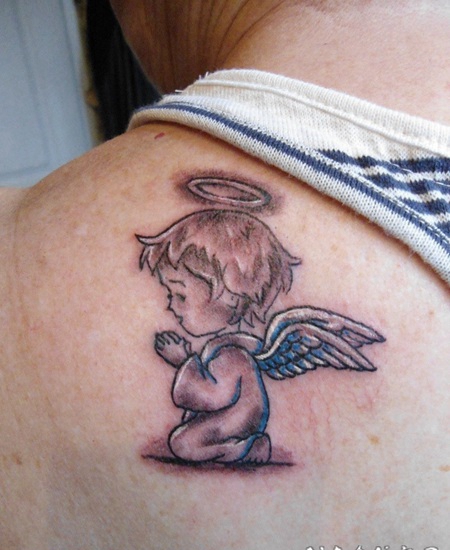 背部祈祷的小孩子天使纹身图案