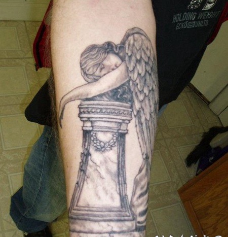 手臂哭泣的女性天使纹身图案