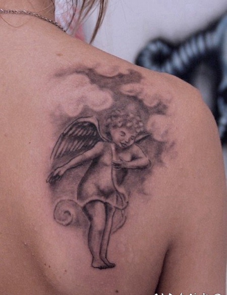 快乐小天使和云朵背部纹身图案