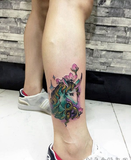 美丽的独角兽腿部纹身图案