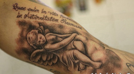 美丽的天使与拉丁字母手臂图案