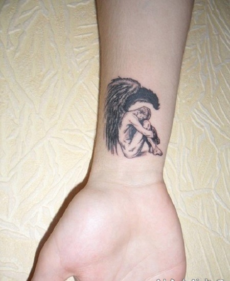 手腕上的小天使纹身图案