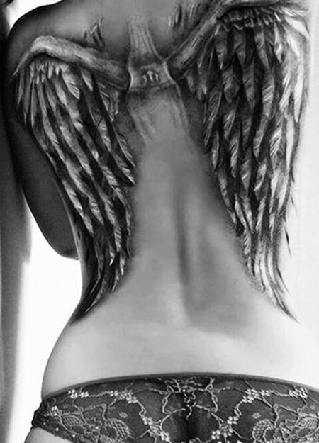 很酷的黑色逼真天使翅膀背部纹身图案