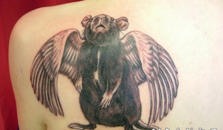 奇妙的黑白老鼠和翅膀背部纹身图案
