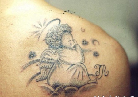 灰色的睡觉小天使背部纹身图案