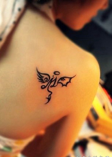 黑色部落风格天使图腾背部纹身图案