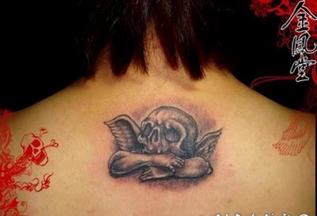 背部天使翅膀和骷髅纹身图案