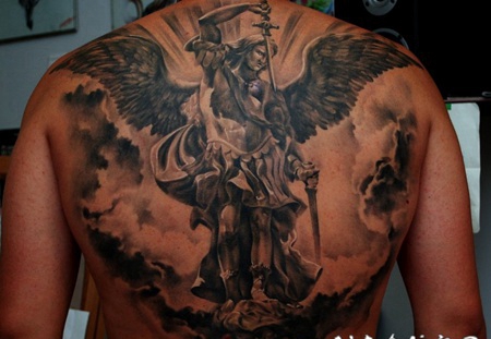 背部可怕的黑白天使战士和字母纹身图案