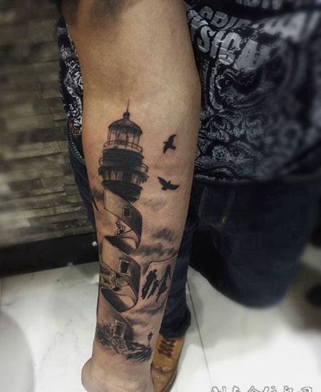 照亮前方,手臂灯塔纹身图案
