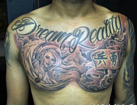 胸部花朵和字母天使黑白纹身图案