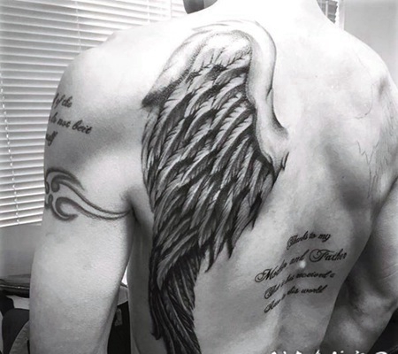背部黑白天使翅膀和字母纹身图案