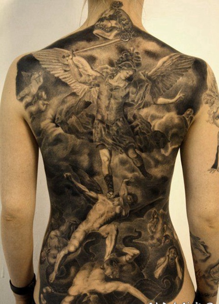 背部惊人的黑白天使战士战斗恶魔纹身图案