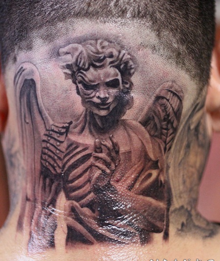 颈部令人印象深刻的独特设计怪物天使纹身图案