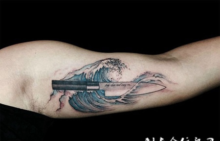 乘风破浪，手臂匕首与海浪创意纹身