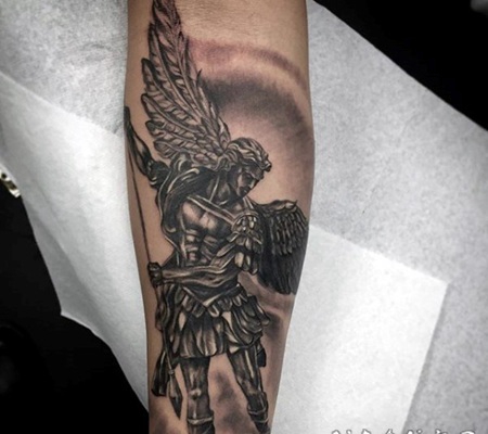 手臂精美的黑白天使战士纹身图案