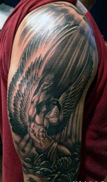 手臂黑色的堕落天使纹身图案