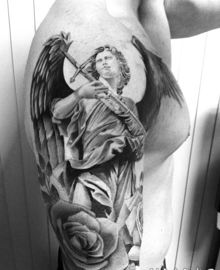手臂黑白天使战士与剑和玫瑰纹身图案