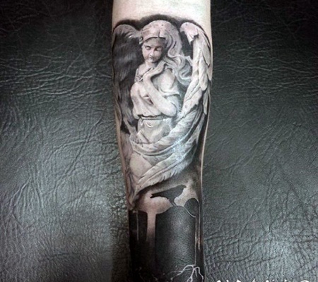 小臂可爱的白色天使雕像纹身图案