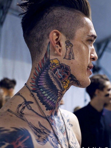 old school彩色天使翅膀和五彩花朵颈部纹身图案