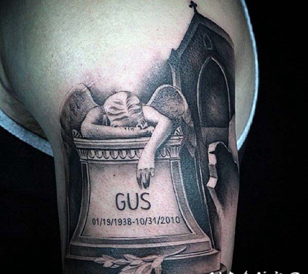 手臂墓碑字母和悲伤天使纹身图案