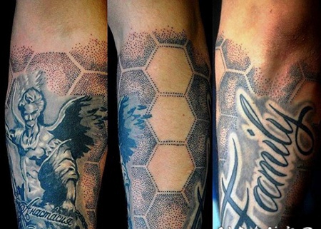 令人印象深刻的黑色天使与六边形点刺手臂纹身图案