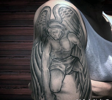 手臂黑色的天使雕像纹身图案