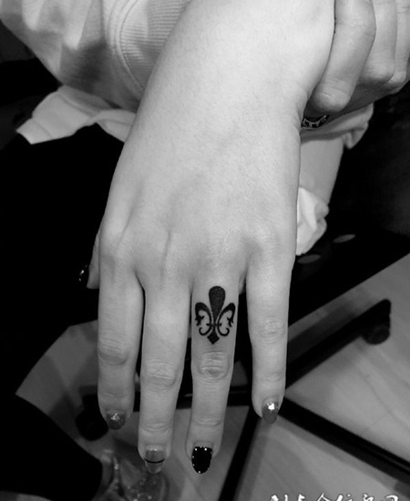 小小的依恋，手指小图腾个性纹身