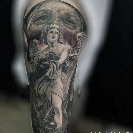 大腿黑白悲伤的天使雕像纹身图案