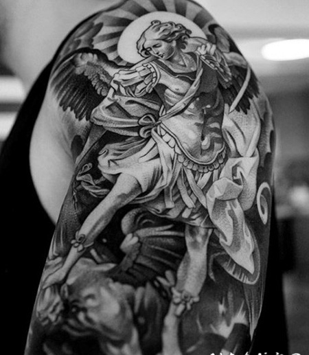 大臂黑白天使与恶魔战士纹身图案