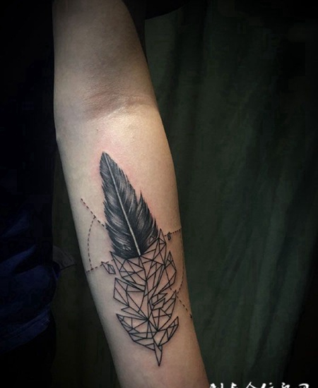 个性几何羽毛手臂纹身图案