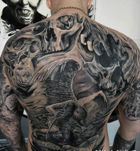 背部黑色的堕落天使和骷髅纹身图案