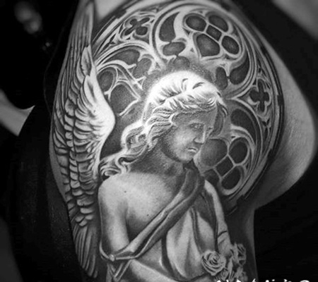 手臂黑色的天使雕像和黑色纹身图案