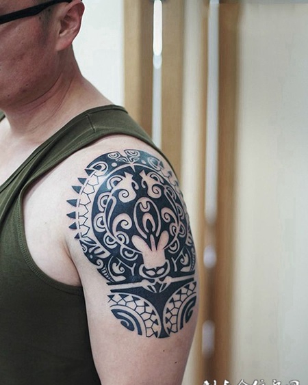 无尽的信仰，手臂伯尼西亚图腾纹身
